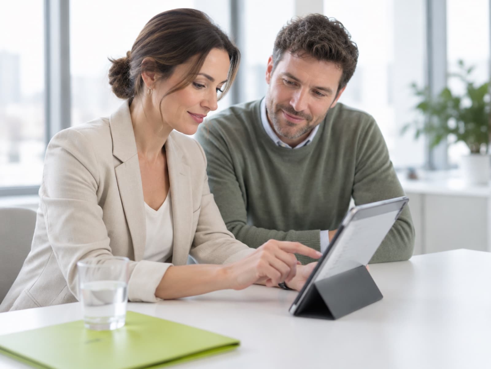 Zwei Personen arbeiten gemeinsam an einem iPad